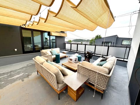 BBQ facilities, Balcony/Terrace, Seating area, Dining area, Sea view