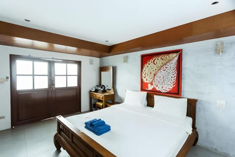 Bed, Photo of the whole room, Bedroom, towels