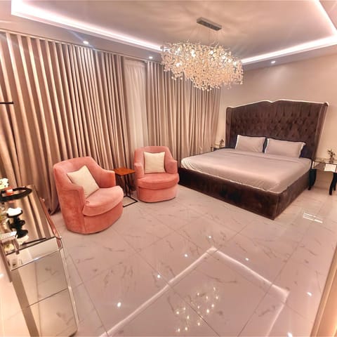 Bed, Living room, Photo of the whole room, Seating area, Bedroom