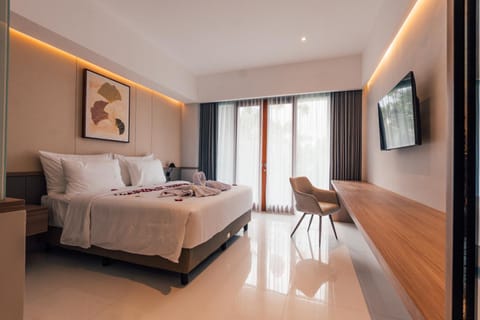 Bed, TV and multimedia, Seating area, Bedroom