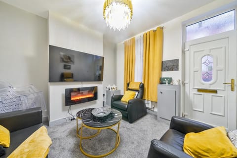 TV and multimedia, Living room, Seating area, fireplace