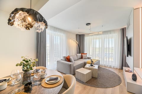 TV and multimedia, Living room, Decorative detail, Seating area, Dining area