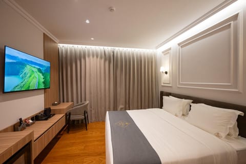 Bed, TV and multimedia, Bedroom