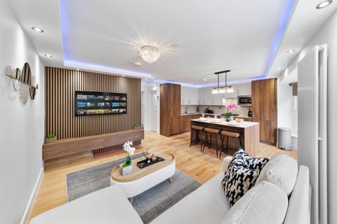 TV and multimedia, Kitchen or kitchenette, Living room, Food and drinks, Seating area, Dining area, oven