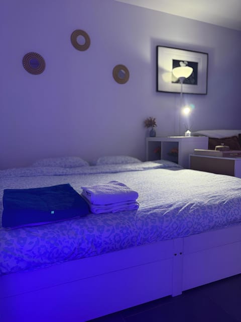 Bed, Photo of the whole room, Bedroom, heating, towels, towels