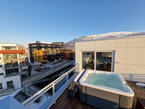 Balcony/Terrace, City view, Mountain view