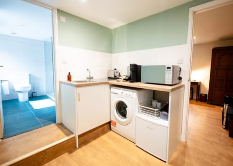 Coffee/tea facilities, Kitchen or kitchenette, stove, toaster, washing machine