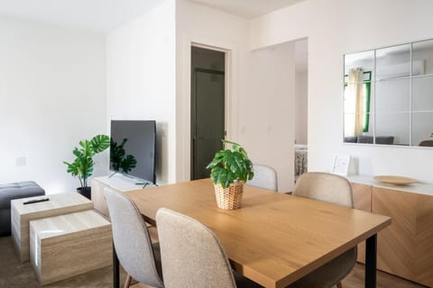 TV and multimedia, Kitchen or kitchenette, Living room, Seating area, Dining area