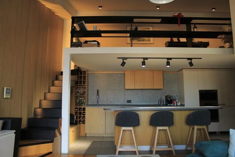 Kitchen or kitchenette, Dining area, minibar, stove