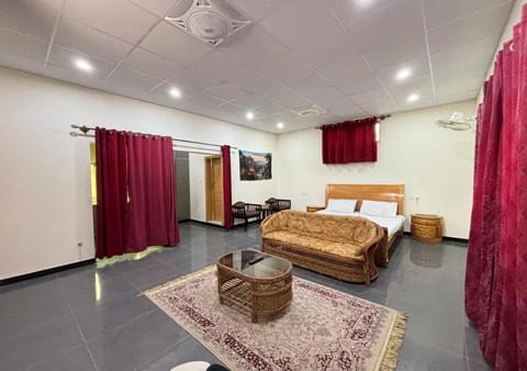 Bed, TV and multimedia, Living room, Photo of the whole room, Seating area, Bedroom, air conditioner
