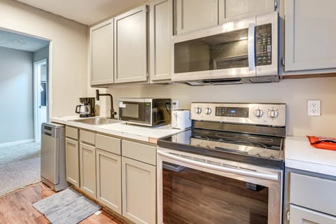 Stay Near the Derby and Downtown! Louisville Apt Apartment in Louisville