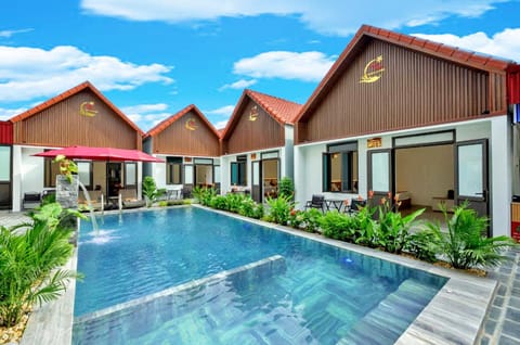 Property building, Day, Pool view, Swimming pool, sunbed