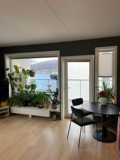 Living room, Dining area, Lake view