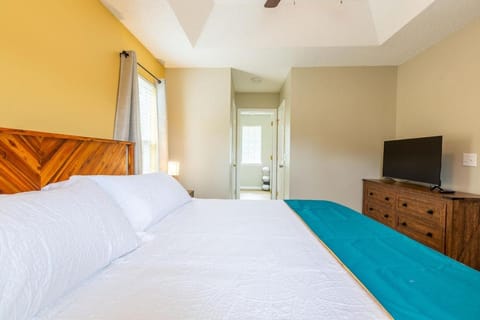 Bed, TV and multimedia, Photo of the whole room, Bedroom