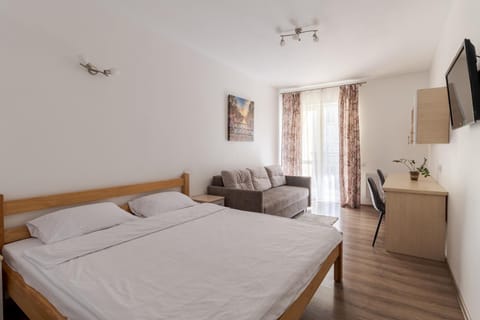 Bed, TV and multimedia, Photo of the whole room, Bedroom