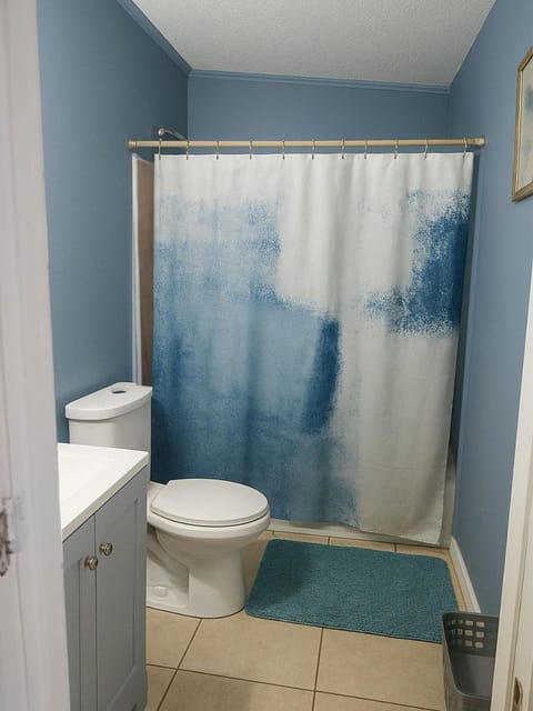 Spacious Studio with Pool access & bathroom kitchen in West Palm Beach Bed and Breakfast in Riviera Beach