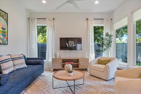 Modern Family Comfort 2BR 2 5BA Sleeps 6 Apartment in South Congress