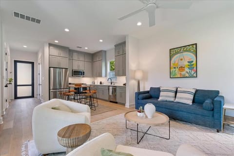 Modern Family Comfort 2BR 2 5BA Sleeps 6 Apartment in South Congress