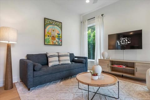 Modern Family Comfort 2BR 2 5BA Sleeps 6 Apartment in South Congress