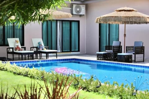 Property building, Day, Garden, Pool view, Swimming pool, sunbed