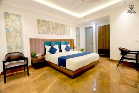 Bed, Living room, Bedroom