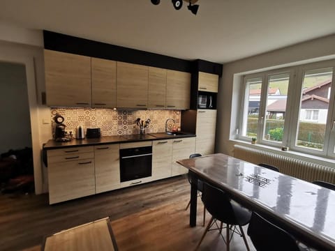Coffee/tea facilities, Kitchen or kitchenette, Dining area, dishwasher, oven, stove, toaster