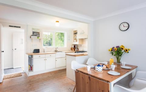 Coffee/tea facilities, Kitchen or kitchenette, Dining area, oven, stove, toaster