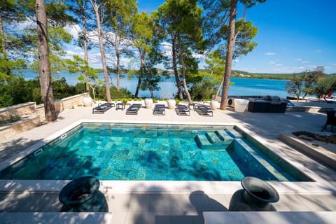 Patio, Day, Natural landscape, Lake view, Pool view, River view, Sea view, Swimming pool, Parking, sunbed