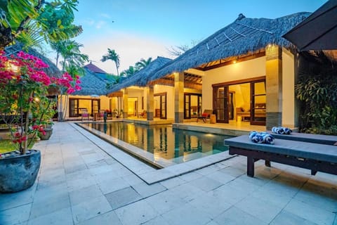 Property building, Patio, Day, Natural landscape, Garden, Garden view, Pool view, Swimming pool, sunbed