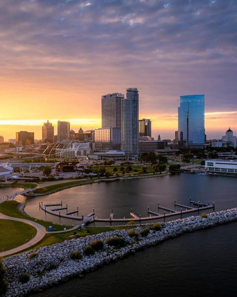 The Milwaukee lakefront experience! House in South Milwaukee