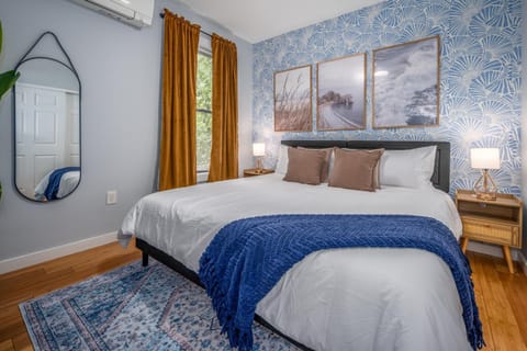 Bed, Photo of the whole room, Bedroom, air conditioner