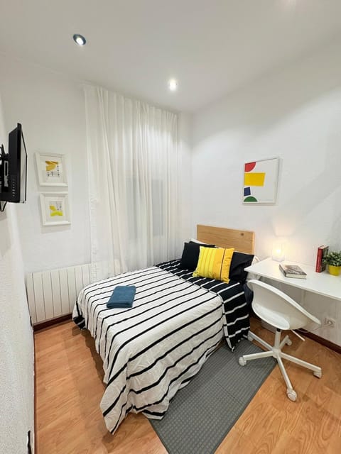 Photo of the whole room, Bedroom