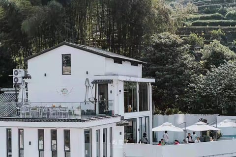 Property building, Day, Mountain view