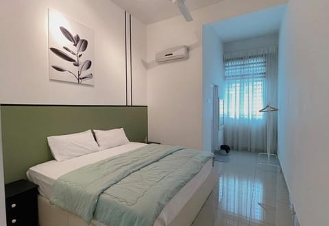 Toilet, Bed, Photo of the whole room, Bedroom, air conditioner