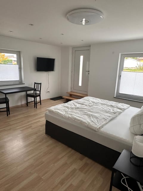 Bed, TV and multimedia, Photo of the whole room