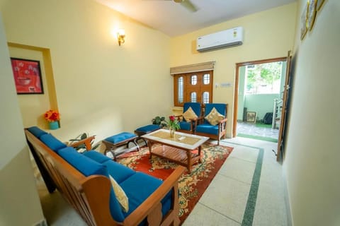 Living room, Seating area, air conditioner
