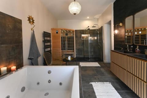 Shower, Hot Tub, Bathroom, Bath