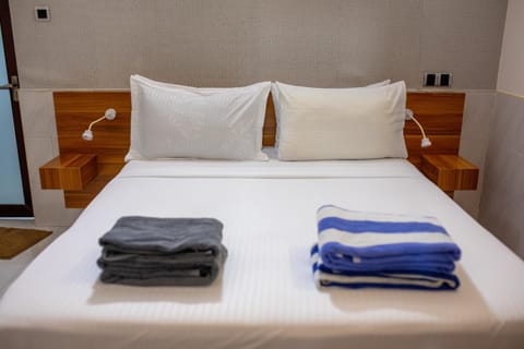 Bed, Bedroom, towels