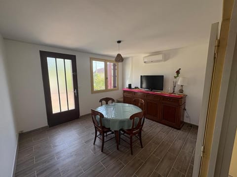 TV and multimedia, Seating area, air conditioner