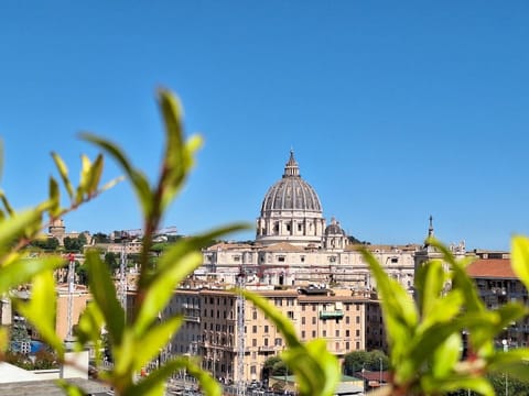 Nearby landmark, View (from property/room), City view, Landmark view