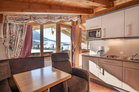 TV and multimedia, Kitchen or kitchenette, Living room, Seating area, Dining area, Mountain view