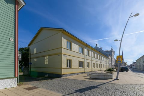 Property building, Day, Neighbourhood, Street view, Location