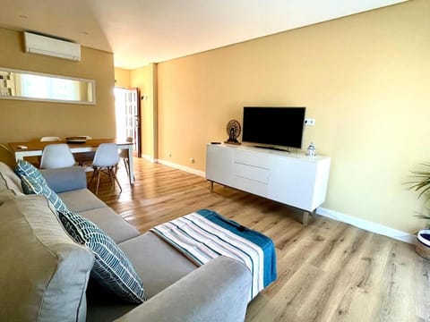 Communal lounge/ TV room, TV and multimedia, Living room, Seating area, internet, air conditioner