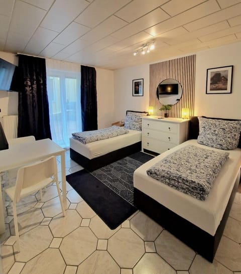 Bed, TV and multimedia, Photo of the whole room, Seating area, Bedroom