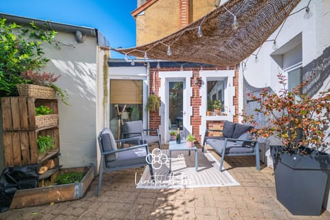 Property building, Patio, Dining area