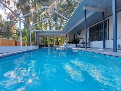Property building, Day, Pool view, Swimming pool, Swimming pool