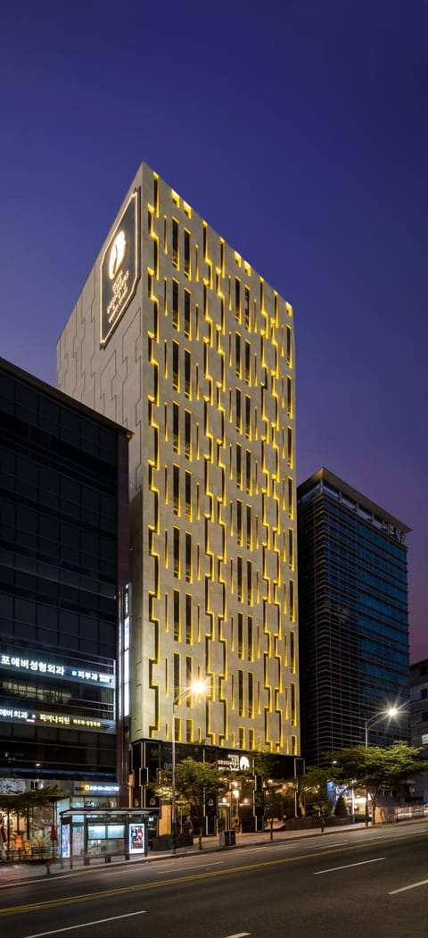Property building, Facade/entrance, Night