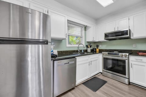 Hang Loose Haven - Beach n Golf Getaway w Pool House in Surfside Beach