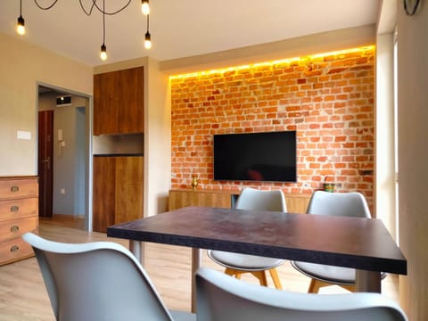 Communal lounge/ TV room, TV and multimedia, Living room, Seating area, Dining area, Evening entertainment