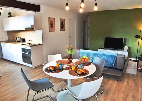 TV and multimedia, Living room, Seating area, Dining area
